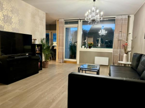 Modern Central 90 sqm Apartment free parking